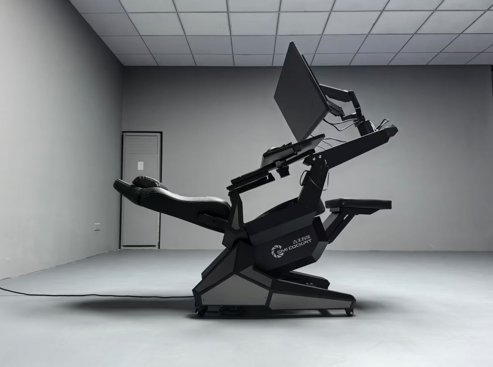Cockpit configured for simulation and multi-screen use